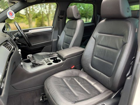 Volkswagen Touareg 3.0 Touareg V6 R-Line TDI BlueMotion Technology Auto 4WD 5dr 24