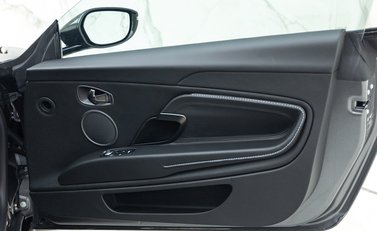 Aston Martin DB11 V8 Shadow Edition 19