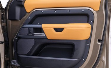 Land Rover Defender X 18