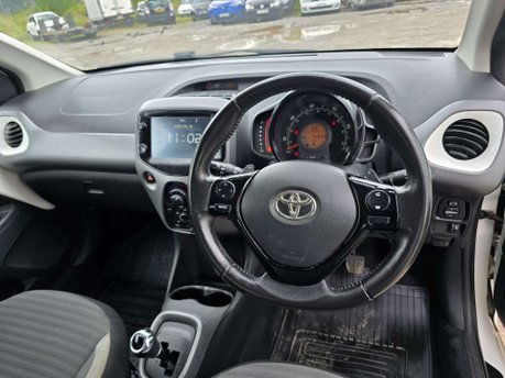 Toyota Aygo 1.0 VVT-i x-play Hatchback 5dr Petrol x-shift Euro 6 (71 ps) 31