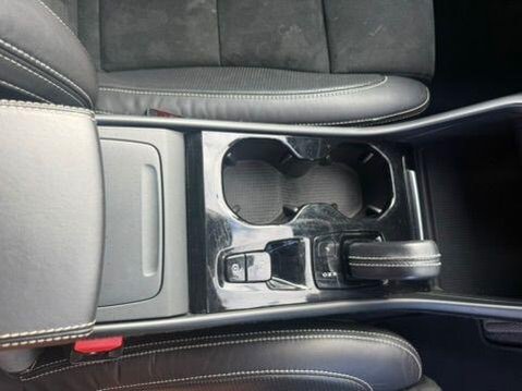 Volvo XC40 2.0 T4 R-Design Auto AWD Euro 6 (s/s) 5dr 34