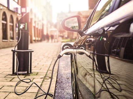 Electric cars in UK last as long as petrol and diesel vehicles, study finds