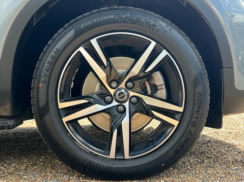 Volvo XC40 B4 PLUS AWD MHEV 4