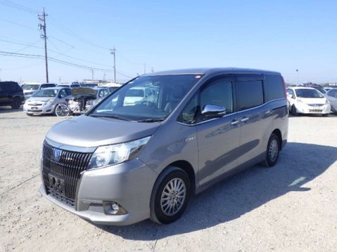 Toyota Esquire Hybrid 1