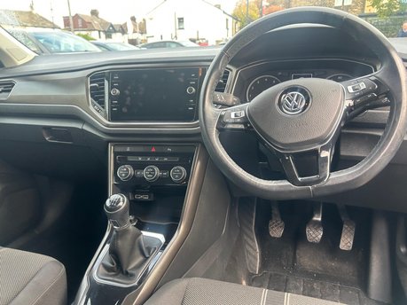 Volkswagen T-Roc SE TSI 13