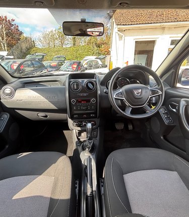 Dacia Duster LAUREATE DCI…AUTOMATIC .1 PREVIOUS OWNER..7 SERVICES..SAT NAV..LEATHER.. 3
