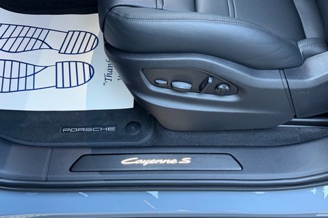 Porsche Cayenne V6 S E-HYBRID BLACK EDITION - PANORAMIC ROOF - AS NEW CONDITION 27