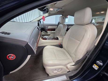 Jaguar XF 3.0d V6 Premium Luxury Saloon 4dr Diesel Auto Euro 5 (240 ps) 9