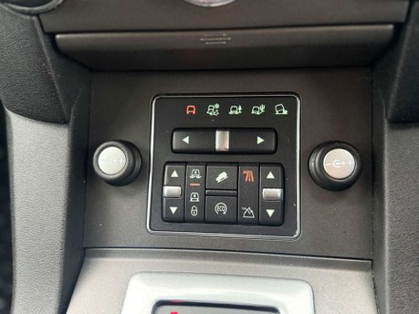 Land Rover Discovery 3.0 Discovery SE SDV6 Auto 4WD 5dr 30
