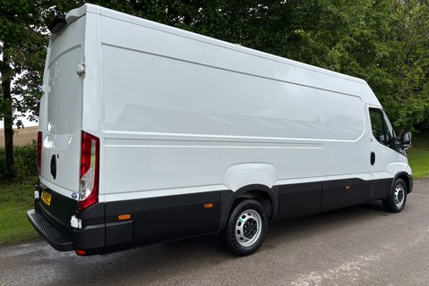 Iveco Daily 35S14V Hi-Matic Panel Van - Air Con / Auto / Car Play 2