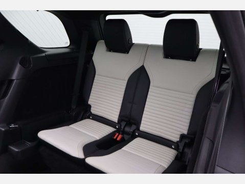 Land Rover Discovery 3.0 Discovery R-Dynamic SE D MHEV Auto 4WD 5dr 28