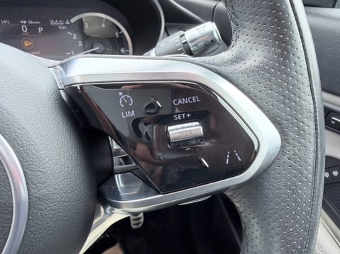 Jaguar E-Pace 2.0 R-DYNAMIC BLACK MHEV 26
