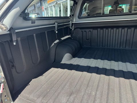 Toyota Hilux INVINCIBLE X 4WD D-4D DCB 12