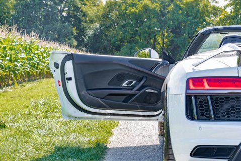 Audi R8 5.2 R8 Spyder Quattro V10 Semi-Auto 4WD 2dr 7