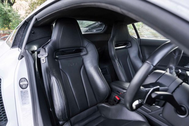 Audi R8 V10 PLUS QUATTRO. CARBON INT & EXT. SOUND & COMFORT PACK. SPORTS PLUS PACK. 4