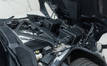 Aston Martin DB11 V8 32