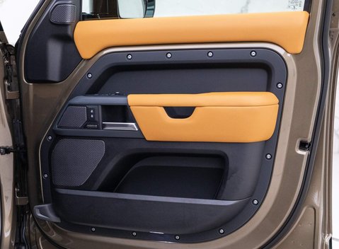 Land Rover Defender X 18
