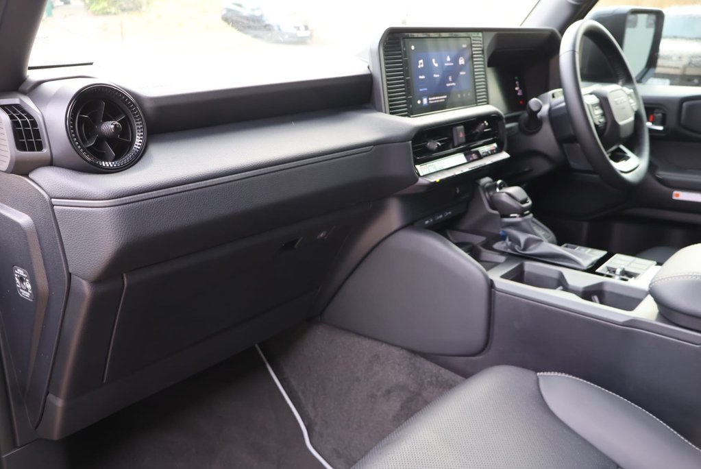 Toyota Land Cruiser 2026 COMMERCIAL 2 inch  lift 22  wheels roof light Seeker styled Rear seats 25