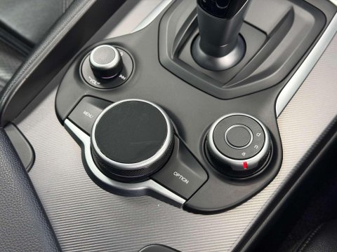 Alfa Romeo Giulia 2.2 TD Speciale Saloon 4dr Diesel Auto Euro 6 (s/s) (180 ps) 41