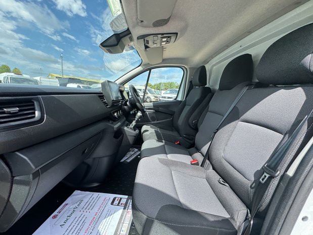 Renault Trafic LWB L2H1 [SOLD KH] Low roof Advance LL30 Aircon Sensors EURO 6 13