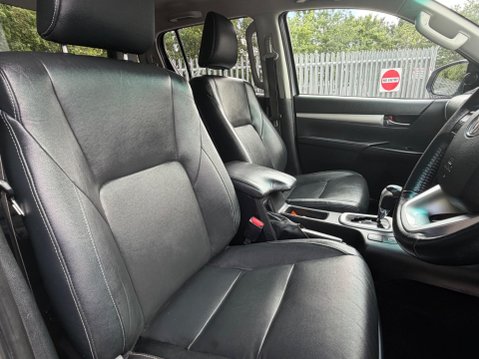 Toyota Hilux INVINCIBLE X 4WD D-4D DCB 29
