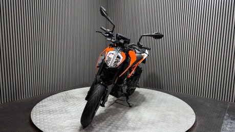 KTM Duke 2017 17K NEW MOT 125CC 15BHP NAKED BIKE 30