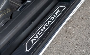 Lamborghini Aventador LP700-4 Roadster 23