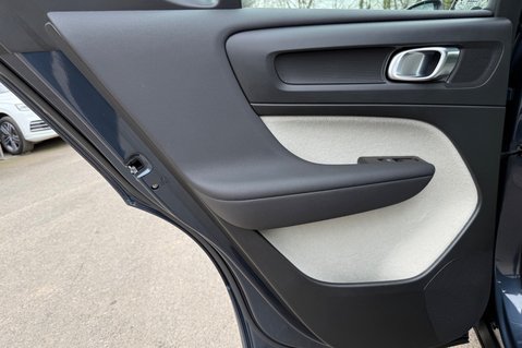 Volvo XC40 B4 INSCRIPTION MHEV 28