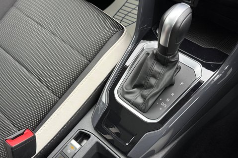Volkswagen T-Roc SEL TSI EVO DSG -WHITE SILVER -PAN ROOF -CAMERA -WINTER PACK  4
