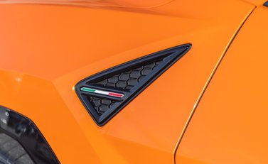 Lamborghini Urus Pearl Capsule 29