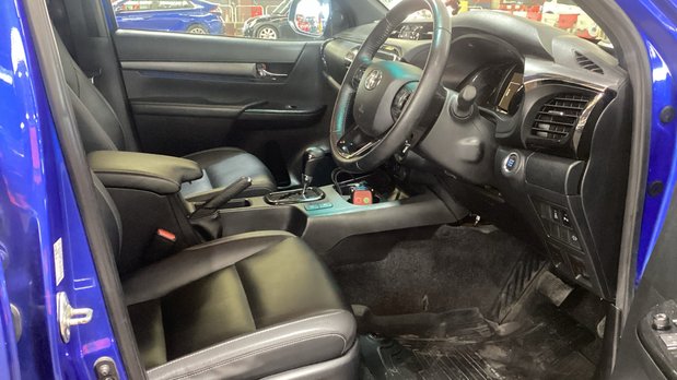 Toyota Hilux Invincible X | Auto | 2.8 LT | Double Cab | Sensors | EURO 6 | NO VAT 9