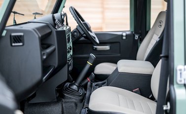 Land Rover Defender 110 Heritage 18