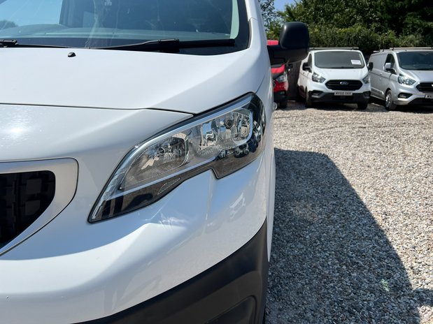 Peugeot Expert Crew Cab (SOLD) MWB L2H1 Low Roof Professional 3100 Air Con Alloys Sensors 19