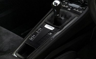 Porsche Cayman GT4 (718) 19