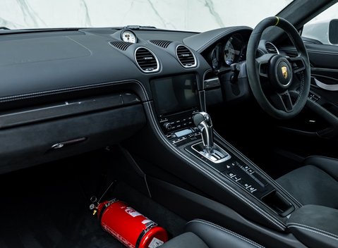 Porsche Cayman GT4 718 22