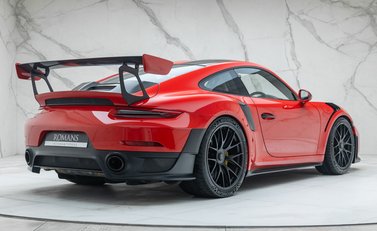 Porsche 911 GT2 RS Weissach (991) 6