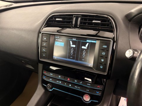 Jaguar F-Pace 2.0 D180 Prestige SUV 5dr Diesel Auto AWD Euro 6 (s/s) (180 ps) 14
