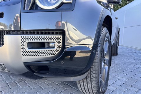 Land Rover Defender 90 D300 Hard Top X-Dynamic HSE 24