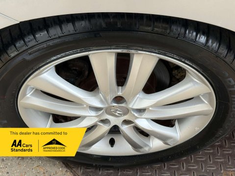 Hyundai ix35 2.0 ix35 Premium 4WD CRDi 134 4WD 5dr 21