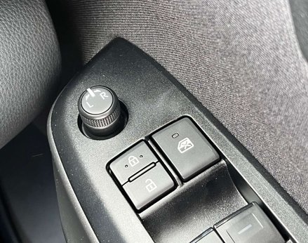 Toyota Yaris ICON HEV CVT 59