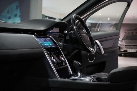 Land Rover Discovery Sport R-DYNAMIC SE 4