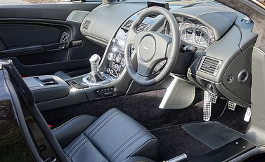 Aston Martin V12 Vantage Roadster 11