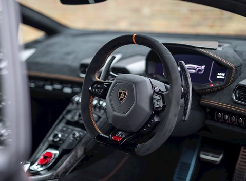 Lamborghini Huracan LP640-4 Performante 11