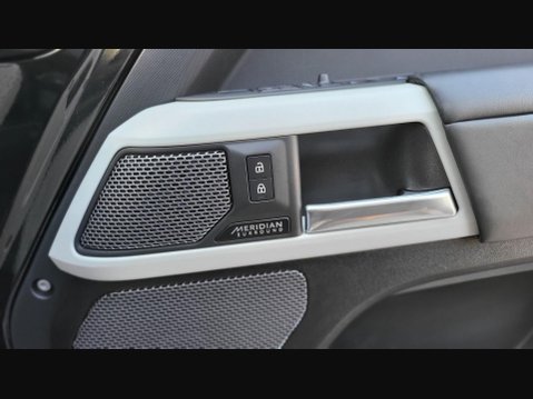 Land Rover Defender HSE MHEV 31