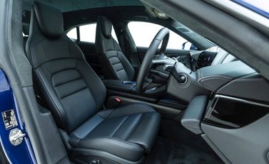 Porsche Taycan Turbo S Cross Turismo 10