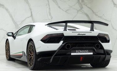 Lamborghini Huracan LP640-4 Performante 3