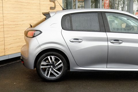 Peugeot 208 PURETECH ALLURE PREMIUM PLUS S/S 7