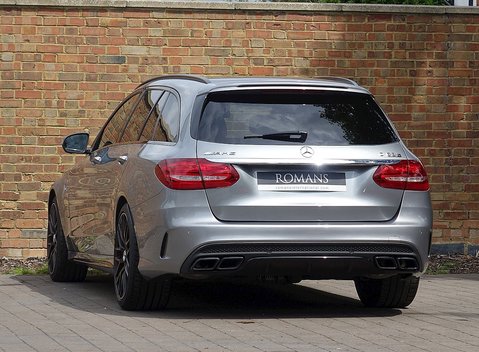 Mercedes-Benz C63 S Estate 21