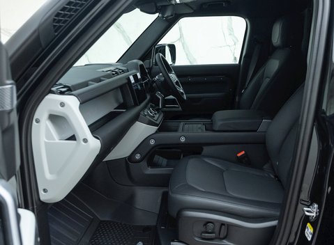 Land Rover Defender 110 D300 Hard Top X-Dynamic HSE 11