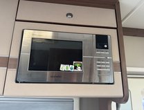 Elddis Majestic 254 2 Belt|4 Berth|Transverse Island Bed|Kitchen|Bathroom|Large Fridge Freezer 15